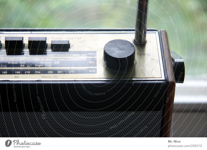 Radio GaGa Radiogerät Unterhaltungselektronik hören stereo mono Sender Antenne UKW Mittelwelle Frequenz High-Tech Musik hören retro Design drehen Empfang Schall