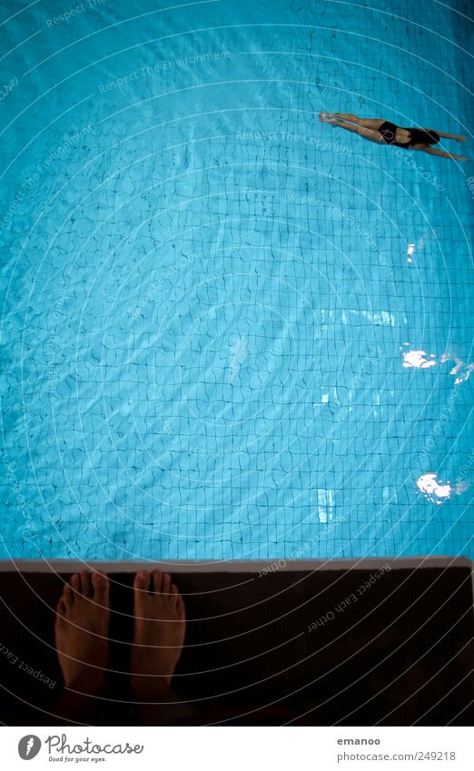 springst du noch, oder schwimmst du schon? Freude Leben Schwimmen & Baden Sport Fitness Sport-Training Wassersport Sportler tauchen Schwimmbad Mensch Fuß Luft