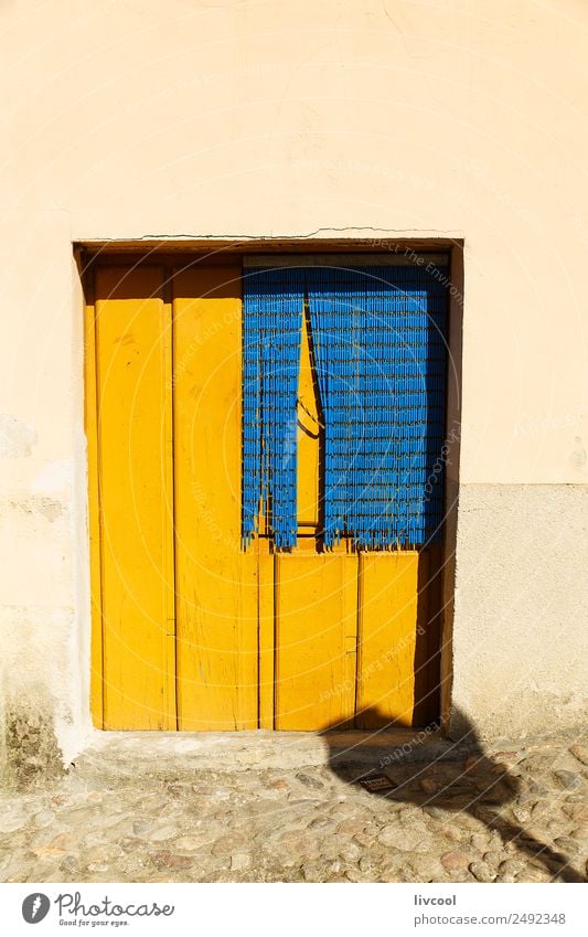 gelbe Tür, Hervas-Caceres Haus Kunst Dorf Stadt Gebäude Architektur Fassade Balkon Straße alt einzigartig klein retro rustikal Fenster typisch heimwärts Reling