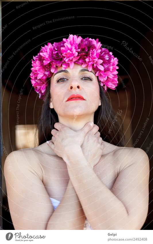Traurige reife Frau mit einem geblümten Stirnband elegant schön Gesicht Kosmetik Schminke Mensch Erwachsene Lippen Blume Mode Accessoire brünett Traurigkeit