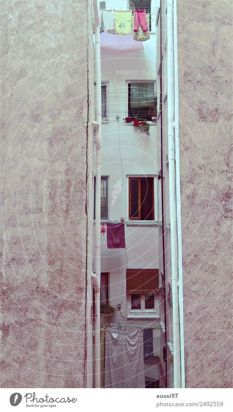 backyardbound II Wärme trocknen Wäsche Hinterhof Balkon Miete Wohnung mediterran Wäscheleine Fenster