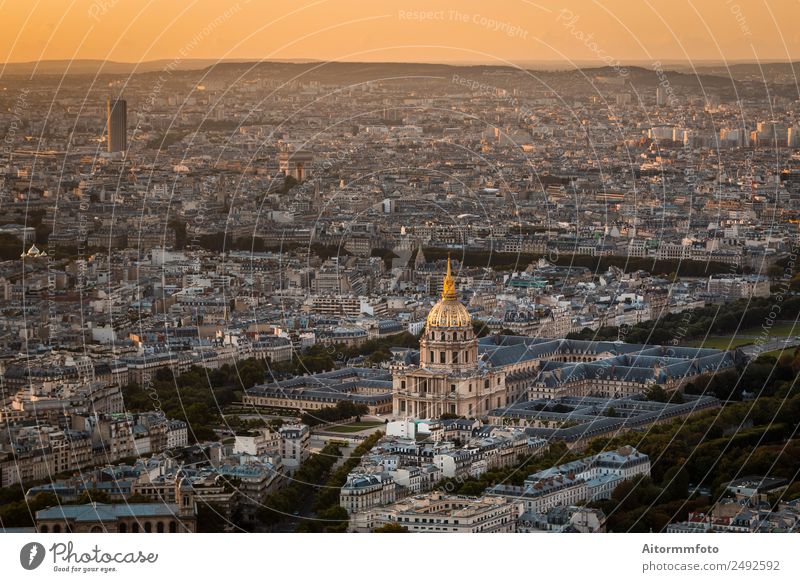 Luftaufnahme von Paris bei goldenem Sonnenuntergang Ferien & Urlaub & Reisen Tourismus Ausflug Sightseeing Städtereise Kultur Landschaft Sonnenaufgang bevölkert