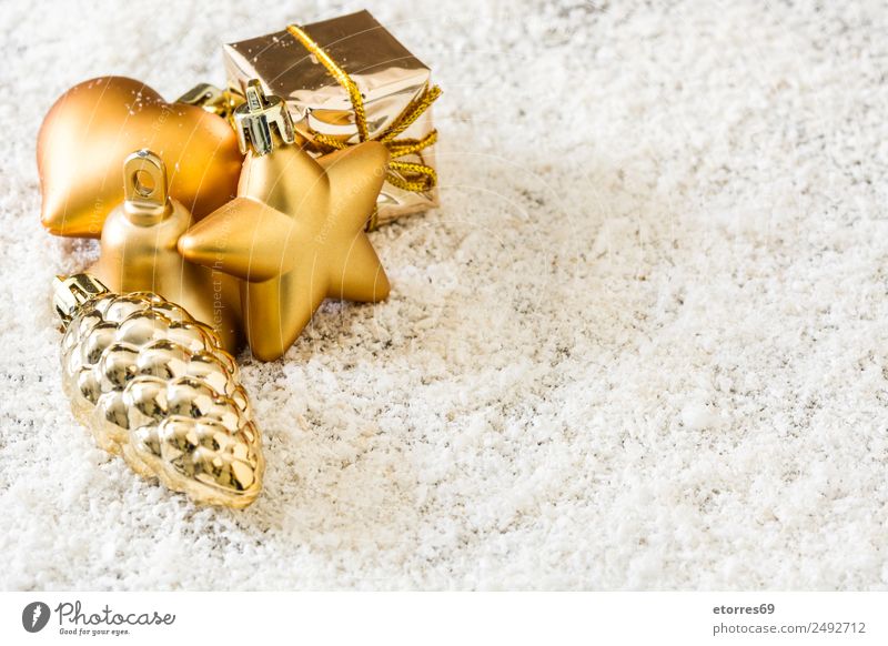 Goldene Weihnachtsornamente auf Schneehintergrund Ferien & Urlaub & Reisen Dekoration & Verzierung Party Feste & Feiern Weihnachten & Advent Ball Stern Baum