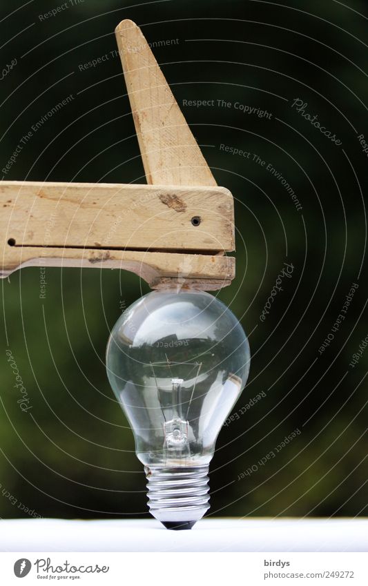 Jetzt wirds eng.. Handwerk Energiewirtschaft Glühbirne Schraubzwinge außergewöhnlich Idee Glas zerbrechlich Spannung Drehgewinde unter Spannung eingespannt