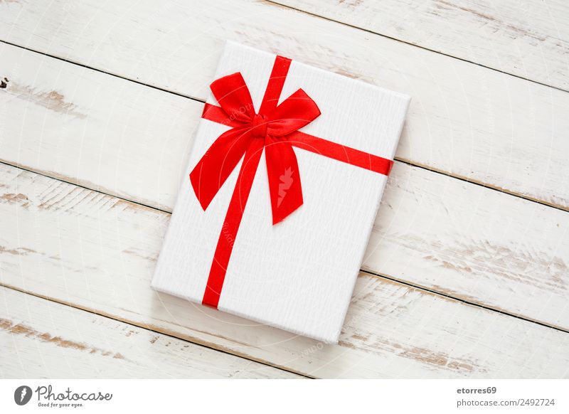 Weiße Geschenkbox auf weißem Holzgrund Weihnachten & Advent Verpackung Kasten Dekoration & Verzierung Souvenir Ornament rot Schachtel Ferien & Urlaub & Reisen