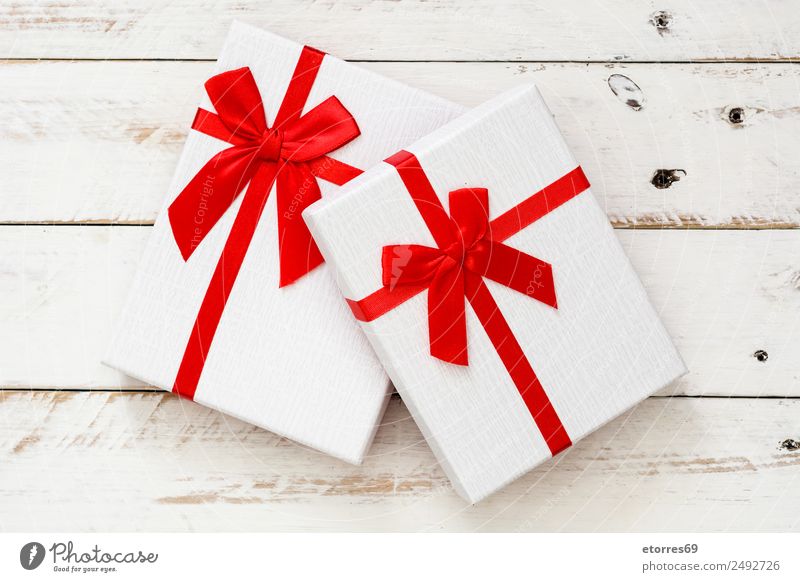 Weiße Geschenkbox auf weißem Holzgrund Weihnachten & Advent Verpackung Kasten Dekoration & Verzierung Souvenir Ornament rot Schachtel Ferien & Urlaub & Reisen