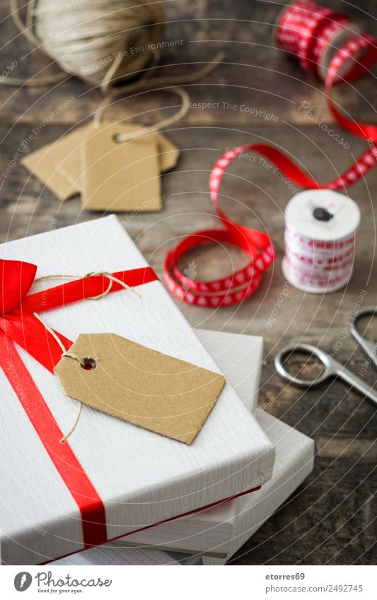 Weiße Geschenkbox mit Aufkleber auf Holztisch. Ferien & Urlaub & Reisen Innenarchitektur Dekoration & Verzierung Feste & Feiern Valentinstag