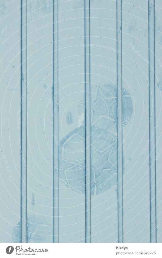 Straßenfußball Garagentor blau Freude vertikal Linie Abdruck Fußball rund Stern (Symbol) Blech Farbfoto Gedeckte Farben Außenaufnahme Muster Menschenleer