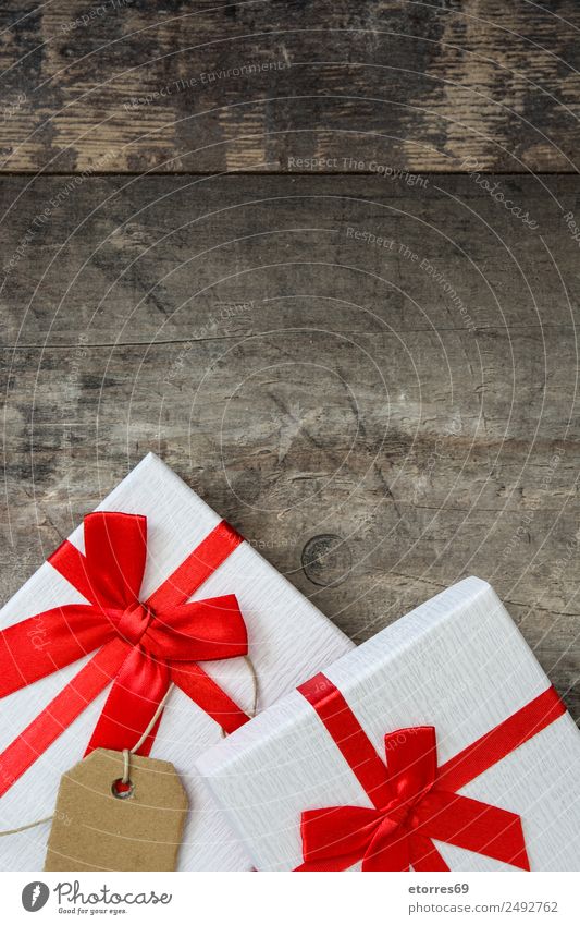 Weiße Geschenkbox auf Holztisch Ferien & Urlaub & Reisen Innenarchitektur Dekoration & Verzierung Feste & Feiern Valentinstag Weihnachten & Advent Geburtstag