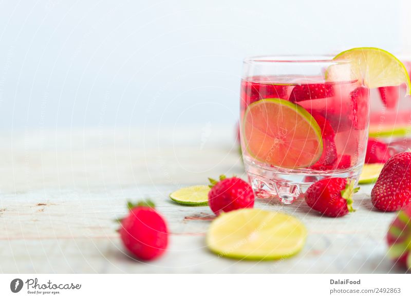 Wasser mit Erdbeere und Limette Frucht Getränk Limonade Saft Sommer Tisch Blatt Holz Coolness frisch grün rot weiß Hintergrund Beeren Zitrusfrüchte Cocktail