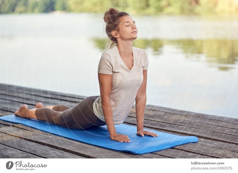 Attraktive Frau beim Training auf einem Holzdeck Lifestyle schön Körper Wellness Erholung Meditation Yoga Erwachsene 1 Mensch See Fitness weiß Energie