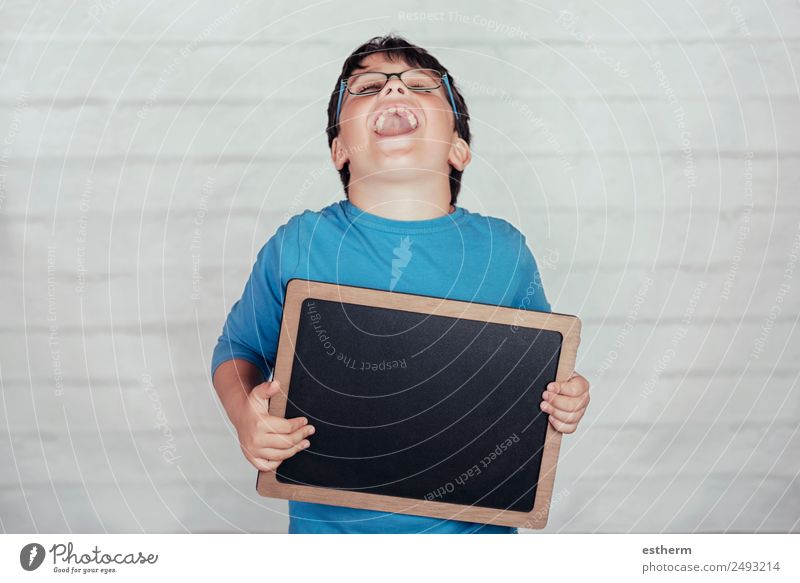 glückliches Kind mit einer Tafel Lifestyle Freude Bildung Schule Junge Kindheit 1 Mensch 8-13 Jahre Bewegung festhalten Lächeln Fröhlichkeit lustig niedlich