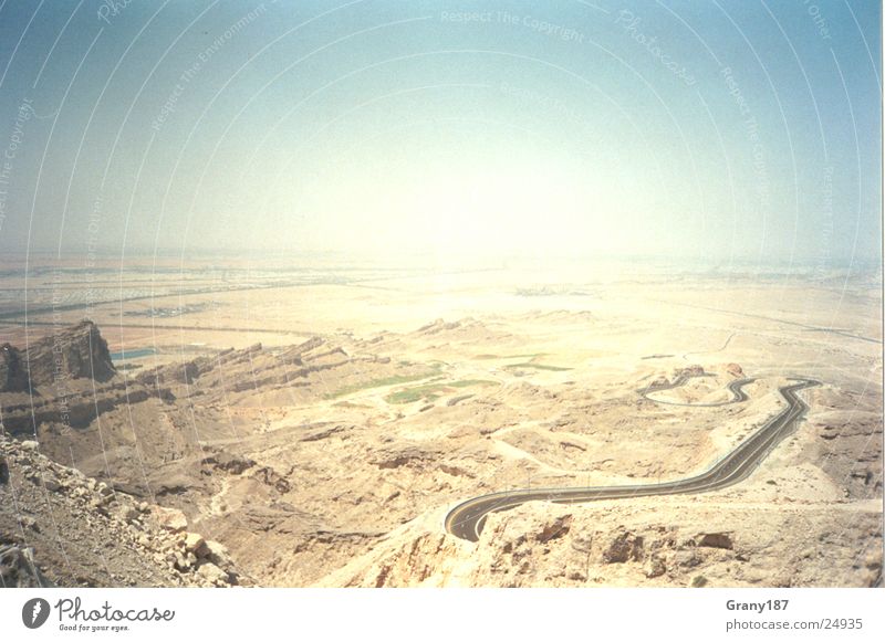 Serpentinen ohne Ende Oman heiß Physik Asphalt Gras Scheich fahren grün Ödland Werbefachmann Plakat Panorama (Aussicht) Ferien & Urlaub & Reisen