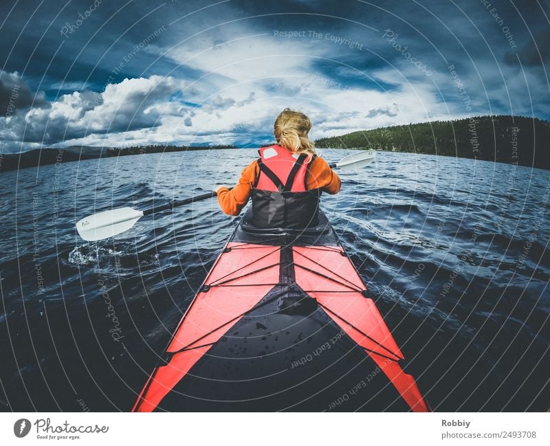 Volle Fahrt Wassersport Kajak feminin Junge Frau Jugendliche 1 Mensch Fjord See Abenteuer entdecken Entschlossenheit Freizeit & Hobby Horizont Mobilität Sport