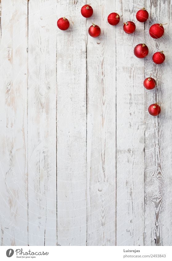 rote Weihnachtskugeln auf weißem Holz Winter Schnee Winterurlaub Glas Kunststoff Zeichen Ornament genießen gold grau Gastfreundschaft Navidad adorno navideño