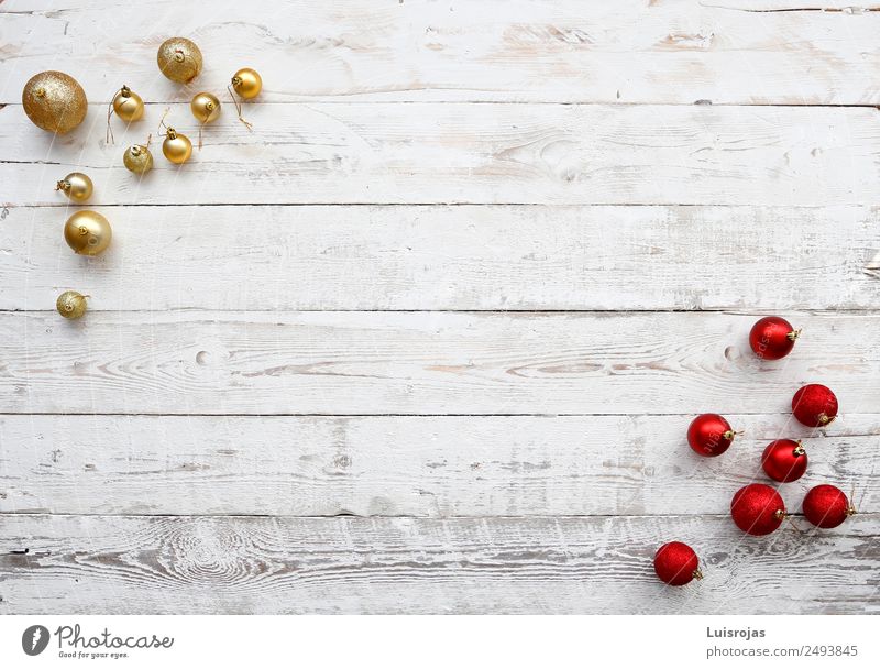 rote und goldene Weihnachtskugeln auf weißem Holz Gold Kunststoff Zeichen Ornament genießen elegant Freundlichkeit Fröhlichkeit Liebe friedlich Gastfreundschaft