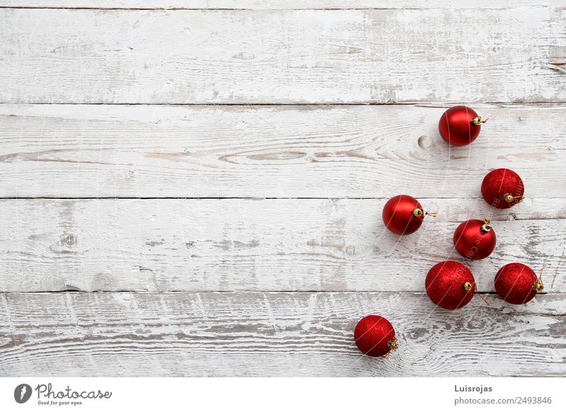 rote und goldene Weihnachtskugeln auf weißem Holz Sinnesorgane Erholung Meditation Winterurlaub Gold Zeichen Ornament Navidad adorno navideño Bolas Fiesta