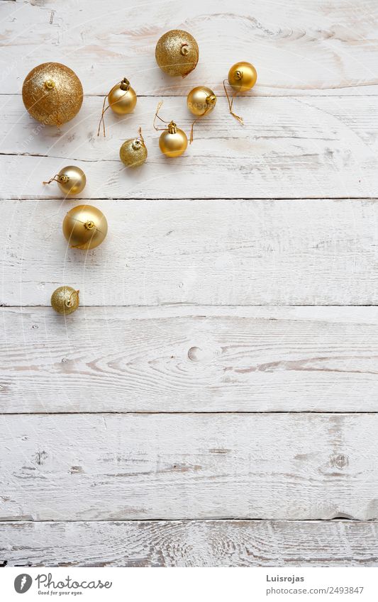 rgoldene Weihnachtskugeln auf weißem Holz Weihnachten & Advent Gold Kunststoff Ornament Freundschaft Liebe Güte Gastfreundschaft Selbstlosigkeit Freundlichkeit