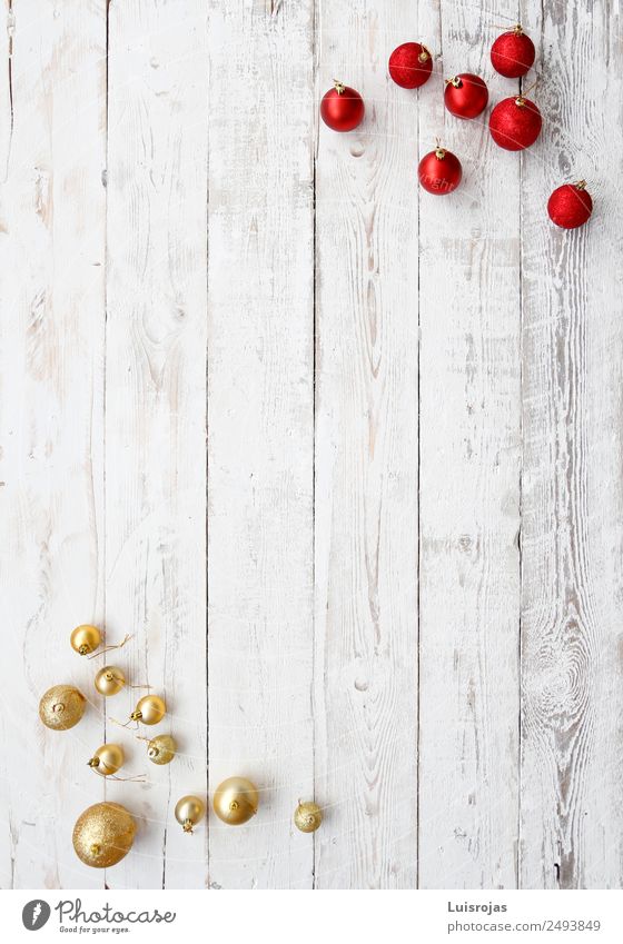 rote und goldene Weihnachtskugeln auf weißem Holz Gold Kunststoff Ornament Kugel Feste & Feiern genießen Freundlichkeit Fröhlichkeit Navidad adorno navideño