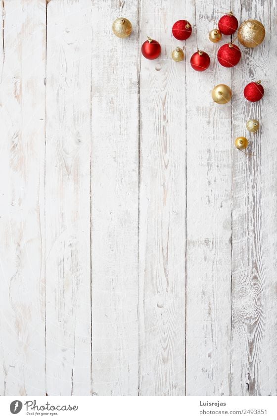 rote und goldene Weihnachtskugeln auf weißem Holz Weihnachten & Advent genießen gelb Hintergrundbild Farbfoto Innenaufnahme Studioaufnahme Textfreiraum unten