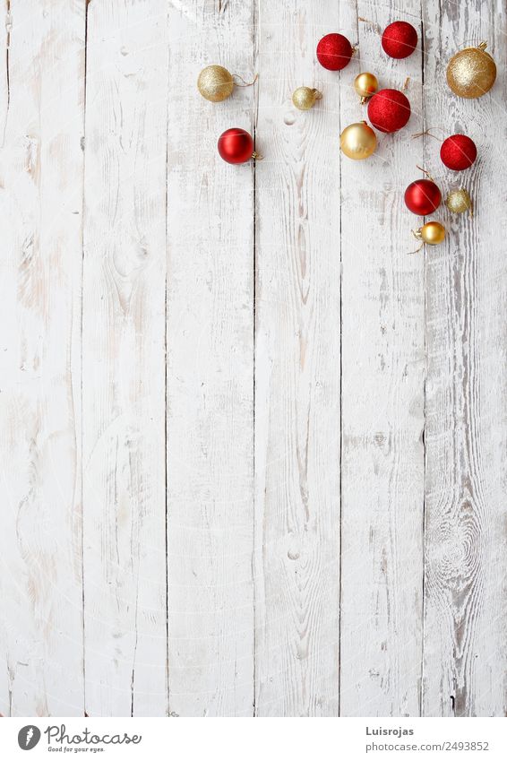 rote und goldene Weihnachtskugeln auf weißem Holz Gold Kunststoff genießen Navidad adorno navideño Bolas Fiesta celebracion blanco rojo Ornament Fondo Tarjeta