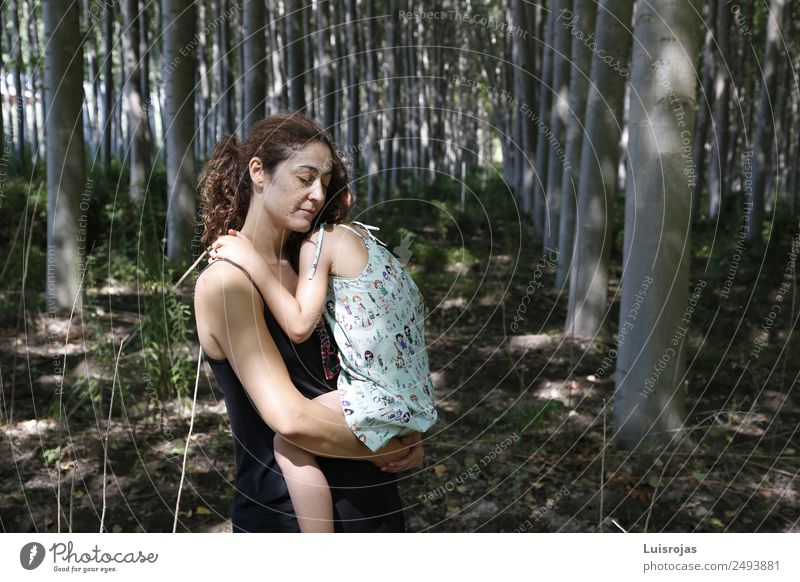 Frau, die ihre Tochter in einem Wald umarmt. Lifestyle Gesundheit Wellness harmonisch Sinnesorgane Erholung feminin Mädchen 2 Mensch 3-8 Jahre Kind Kindheit
