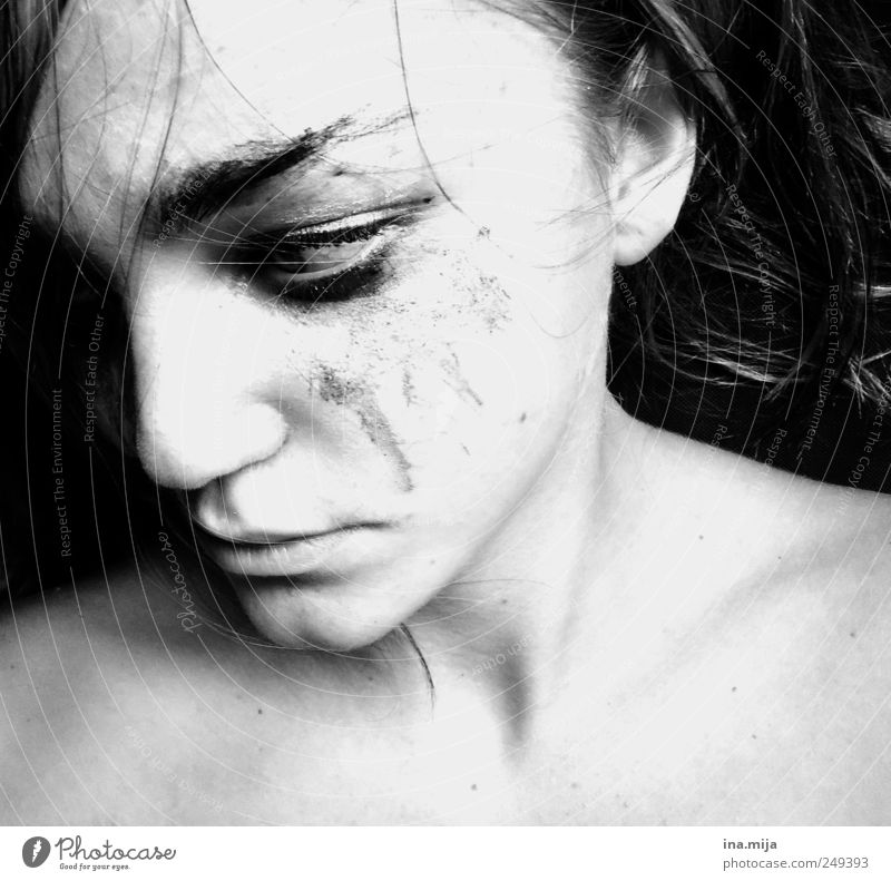 verweintes Gesicht feminin Junge Frau Jugendliche 1 Mensch kämpfen dunkel Gefühle Stimmung Laster selbstbewußt Traurigkeit Trauer Angst anstrengen Stress