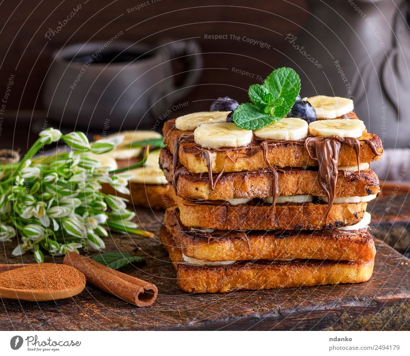 Französischer Toast mit einer Banane Frucht Brot Dessert Ernährung Frühstück Blume Holz Essen frisch lecker braun Tradition Zuprosten Schokolade Hintergrund