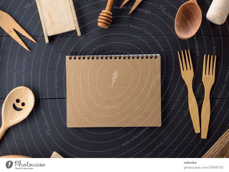 Holzküchenartikel Besteck Gabel Löffel Tisch Küche Werkzeug Papier oben retro braun Notebook offen Speisekarte Utensil Haushalt Kulisse altehrwürdig Hintergrund