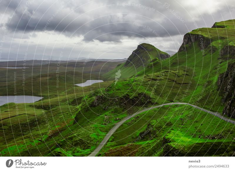 The Quiraing auf der Isle of Skye in Schottland Natur Landschaft Himmel Wolken Gewitterwolken außergewöhnlich grün Highlands Hochebene beeindruckend schön Pass