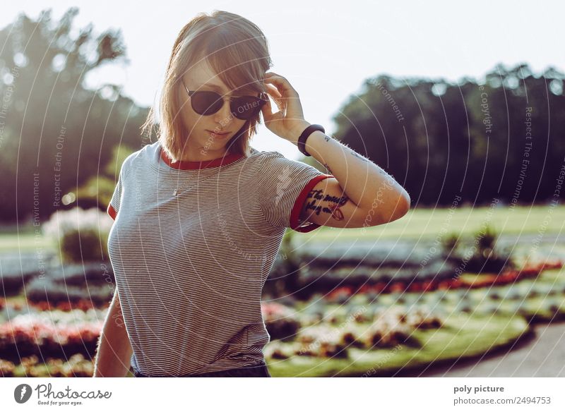 [LS101] - Junge Frau mit Sonnenbrille und Tattoo am Arm im Park Lifestyle Stil Wellness Mensch feminin Jugendliche Erwachsene Leben Kopf 18-30 Jahre ästhetisch