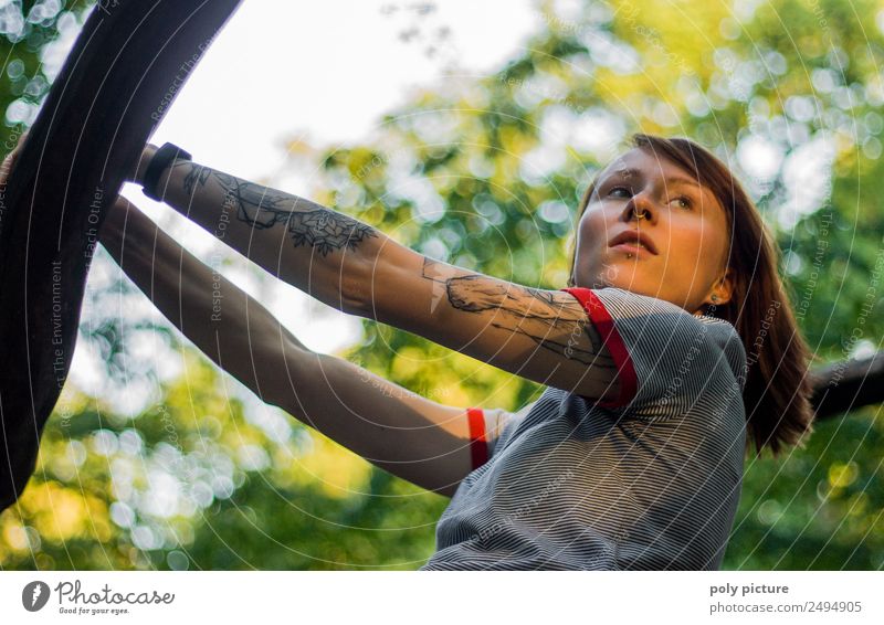 [LS102] - Junge Frau mit Tattoo am Arm im Park Lifestyle Wellness Leben Wohlgefühl Zufriedenheit Erholung Kur Freizeit & Hobby wandern ausgehen feminin