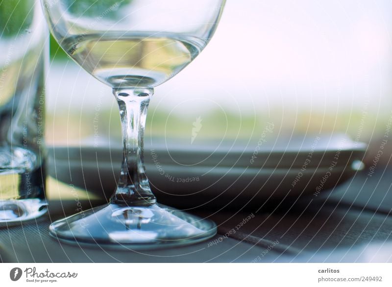 Siesta Sommer genießen Teller Glas Weinglas Wasserglas Pause Unschärfe rund Schliff halbvoll halbleer Erholung Wochenende Farbfoto Gedeckte Farben Außenaufnahme