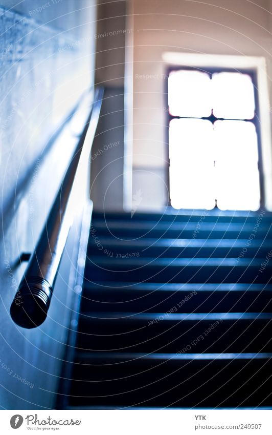 Stairway to Heaven? Haus Treppe bedrohlich Gefühle Stimmung Sicherheit anstrengen Bewegung Perspektive Ferne Fenster Lichterscheinung hell Lampe Treppengeländer