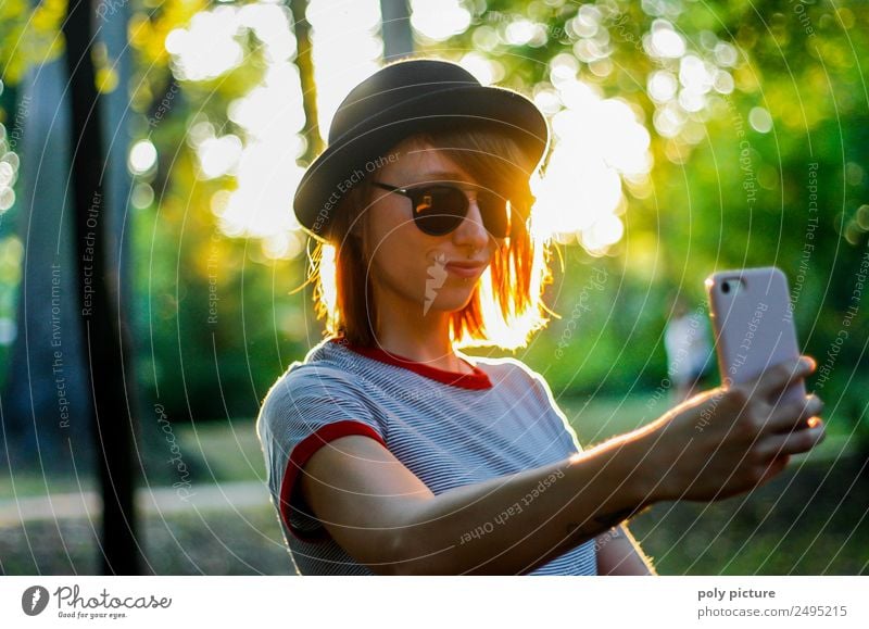 [LS103] - Junge Frau mit Hut macht ein Selfie im Park PDA feminin Jugendliche Erwachsene Leben Mensch 18-30 Jahre Zufriedenheit Stolz Sucht Tattoo Handy