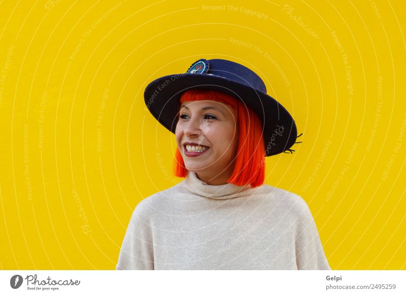 Attraktives Mädchen mit einem Hut über einer gelben Wand Lifestyle elegant Stil Freude Glück schön Sommer Mensch Frau Erwachsene Lippen Herbst Straße Mode