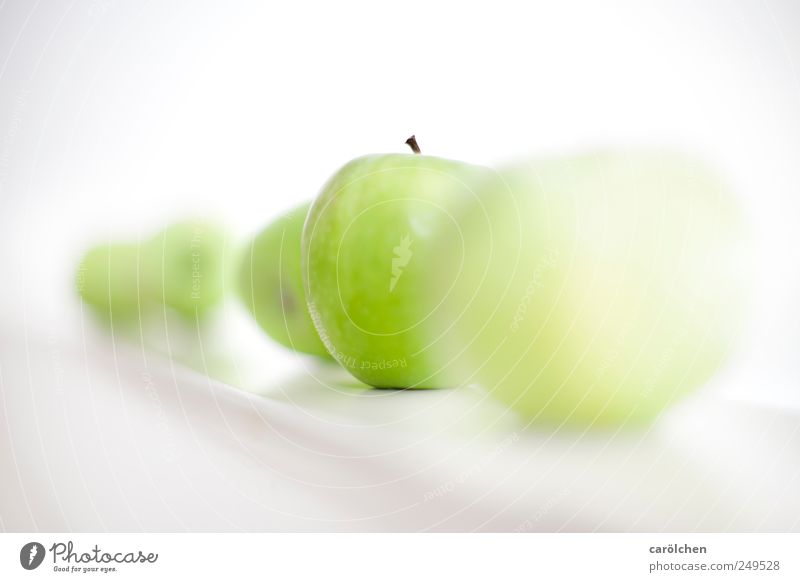 apple Lebensmittel Frucht grün weiß Apfel frisch lecker Gesundheit High Key Farbfoto mehrfarbig Innenaufnahme Detailaufnahme Menschenleer Textfreiraum links