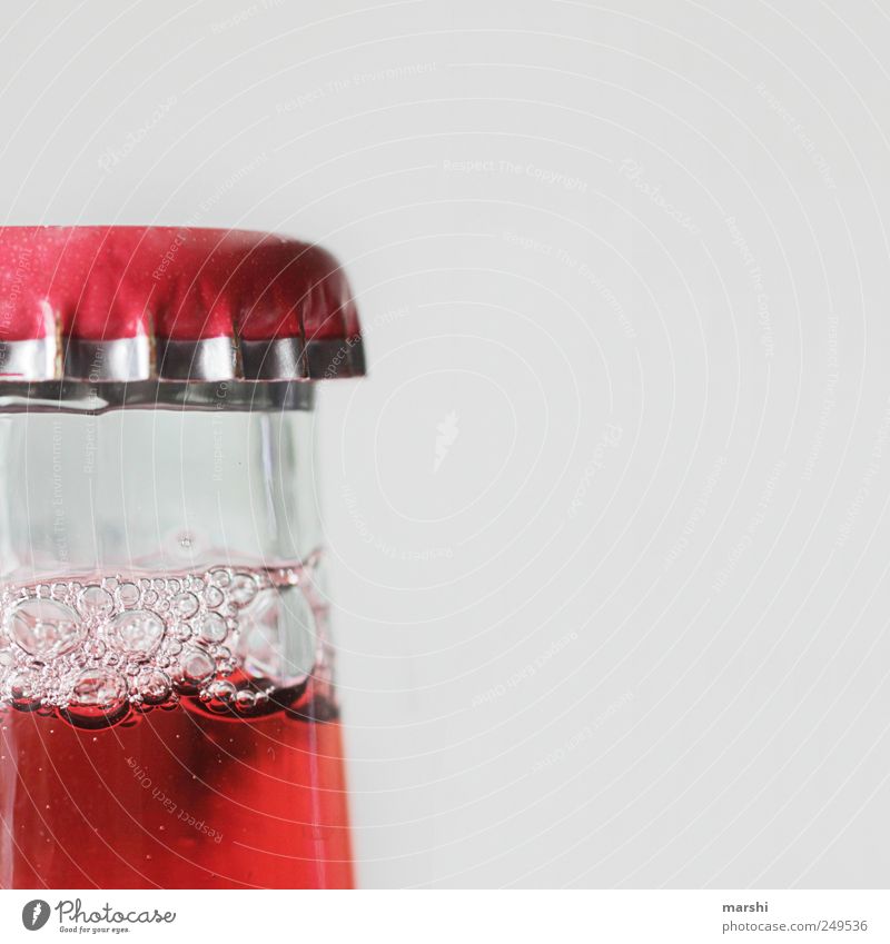 trink mich! Getränk Erfrischungsgetränk Limonade Saft Glas rot Flaschenhals Durst Verschlussdeckel Seifenblase blasen Farbfoto