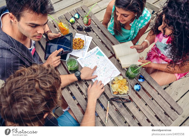 Junge Freunde suchen Karte mit gesunden Getränken und Snacks Saft Lifestyle Ferien & Urlaub & Reisen Tourismus Ausflug Abenteuer Sommer Tisch Telefon