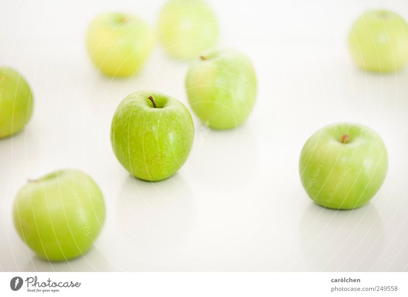 apples Lebensmittel Frucht grün weiß Gesundheit frisch lecker Apfel High Key leicht Farbfoto mehrfarbig Innenaufnahme Detailaufnahme Menschenleer