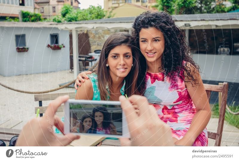 Männerhände fotografieren zwei glückliche Frauen im Freien. Lifestyle Glück Freizeit & Hobby Ferien & Urlaub & Reisen Sommer Telefon PDA Bildschirm Fotokamera