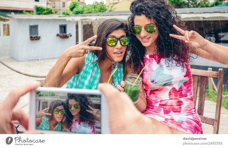 Männerhände fotografieren zwei Frauen mit grünen Smoothies. Gemüse Frucht Getränk Saft Lifestyle Glück Sommer Erfolg Telefon PDA Technik & Technologie Mensch