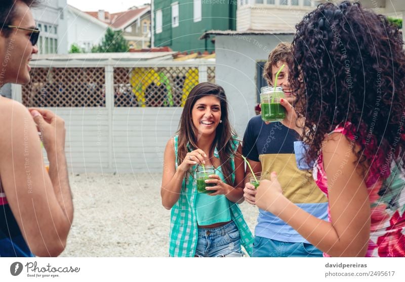 Glückliche Menschen mit Getränken lachend auf dem Sommerfest Gemüse Frucht Alkohol Lifestyle Freude schön Freizeit & Hobby Garten Musik Tanzen Feste & Feiern