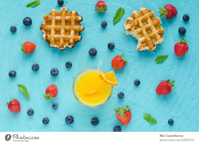 Waffeln, rote Beeren, Minzblätter und Orangensaft Frucht Dessert Ernährung Frühstück Mittagessen Vegetarische Ernährung Diät Lifestyle Sommer Tisch schreiben