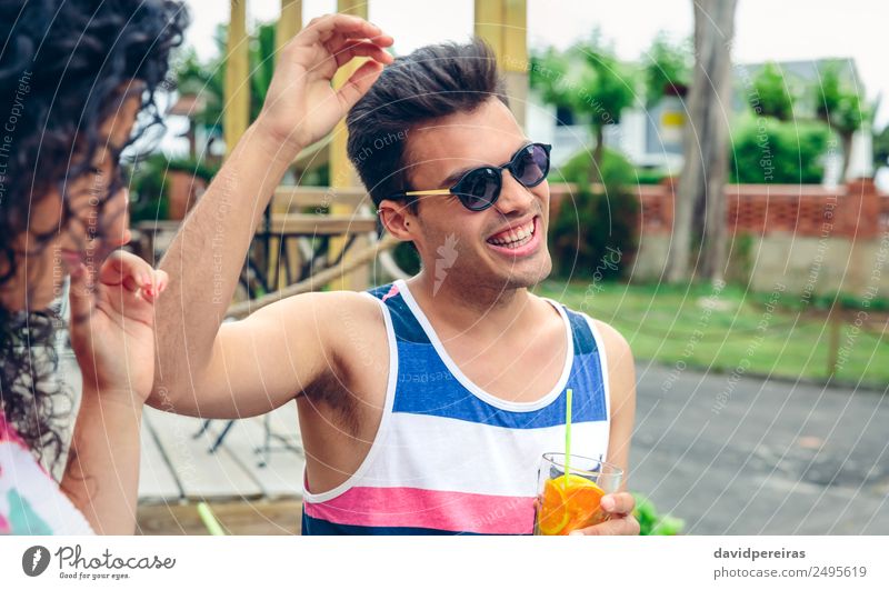 Glücklicher Mann mit Sonnenbrille lacht bei der Sommerparty. Gemüse Frucht Getränk Alkohol Lifestyle Freude Freizeit & Hobby Garten Musik Tanzen Feste & Feiern