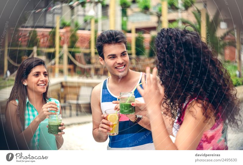 Junge Leute mit gesunden Getränken lachen bei einer Sommerparty Gemüse Frucht Lifestyle Freude Glück Freizeit & Hobby Ferien & Urlaub & Reisen Garten