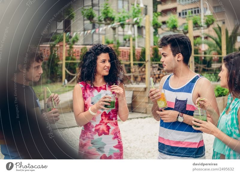 Junge Leute reden und trinken im Sommerfest Gemüse Frucht Getränk Lifestyle Freude Glück Freizeit & Hobby Ferien & Urlaub & Reisen Garten Feste & Feiern