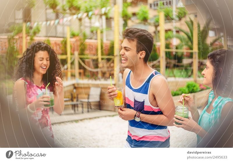 Gruppe junger Leute, die beim Sommerfest lachen. Gemüse Frucht Getränk Lifestyle Freude Glück schön Freizeit & Hobby Ferien & Urlaub & Reisen Garten