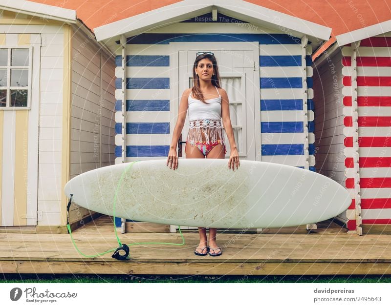 Junge Surferin mit Top und Bikini, die das Surfbrett hält. Lifestyle Freude Glück schön Freizeit & Hobby Ferien & Urlaub & Reisen Sommer Strand Meer Garten