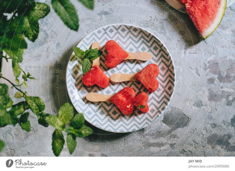 Herzförmige Scheiben von Wassermelone Frucht Frühstück Teller Sommer Tisch Feste & Feiern Liebe frisch saftig rot Gesundheit geschmackvoll kleben appetitlich